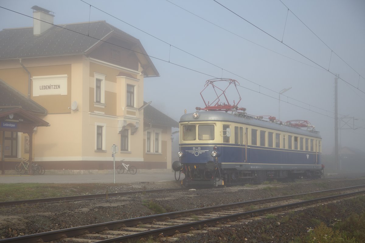 Die Nostalgiebahnen in Kärnten veranstaltete Ende Oktober eine bestens organisierte Sonderzugfahrt mit der Triebwagen 4042.01 rund um Villach und von Villach nach St.Veit a.d. Glan und zurück.
Auf diesem Bild ist der stilvoll renovierte Triebwagen in Ledenitzen zu sehen. (23.10.2016)