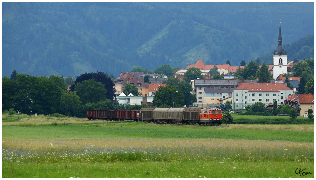 Die  Nostalgielok  2143.035 rollt mit dem Leerzug 63525 (Pöls - Zeltweg), durch das Aichfeld. 
Fohnsdorf 17.6.2014