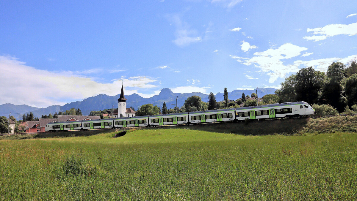 Die NPZ-Züge der BLS werden laufend durch die neuen MIKA-Züge ersetzt. Wie das  S -Zeichen an der Seitenwand besagt, gehört dieser Zug (528 201 oder 202) zu einer Serie für die S-Bahn Bern. Im Abstieg nach Uetendorf, auf der Gürbetalstrecke. 8.August 2023 