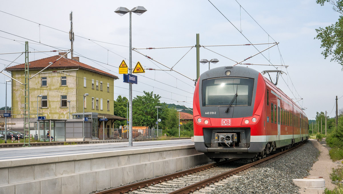 Die Nürnberger S-Bahn-Linie 4 endet in Dombühl auf Gleis 4. Am 14.6.19 wartete 440 319 dort auf die Rückfahrt.