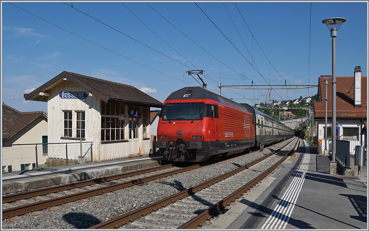 Die nun erfolgte Inbetriebnahme einiger Twindexx-Züge in den IC1 Umläufen ist der Anfang vom Ende der lange Jahre vorherrschenden Re 460 mit IC2000-Kompositionen auf dieser Strecke. Im Bild eine SBB Re 460 die ihren IC 708 bei Bossière in Richtung Lausanne schiebt (während, auf dem Bild unerkennbar, eine weitere Re 460 an der Spitze den Zug zieht).

14. Juli 2020