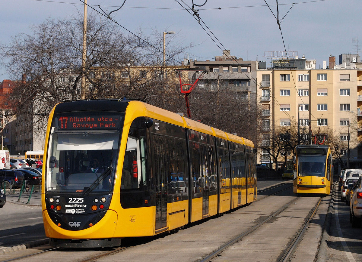 Die nun mehr verlängerte Linie 17 benützt zwischen der Margaretenbrücke und dem Szell Kalman ter auch die Strecke der Linien 4 und 6, dadurch kommt es auch zu Begegnungen zwischen Fahrzeugen der Type Urbos 3 (Tw.2225) und Combino Supra (Tw.2021) wie hier am Szena ter. (22.02.2016)