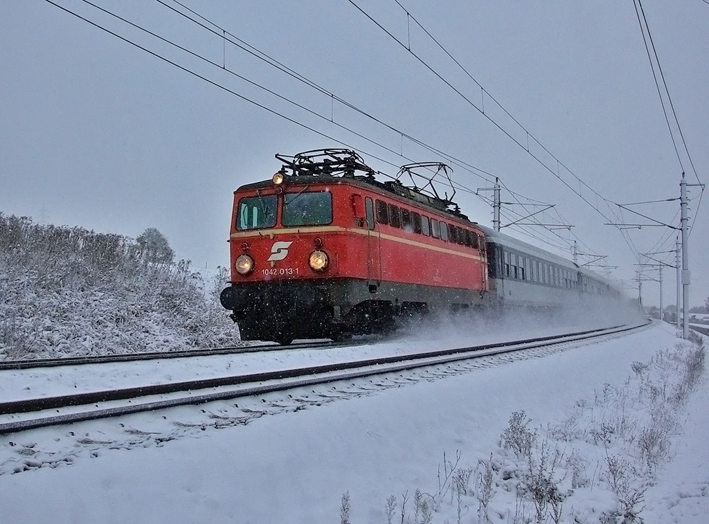 Die nun in der Schweiz beheimatete und 1963 von SGP gebaute 1042 013 kämpfte sich am 14. November 2009 bei dichtem Schneetreiben mit dem IC 512 von Graz nach Salzburg. Fotografiert in Kammern im Liesingtal.