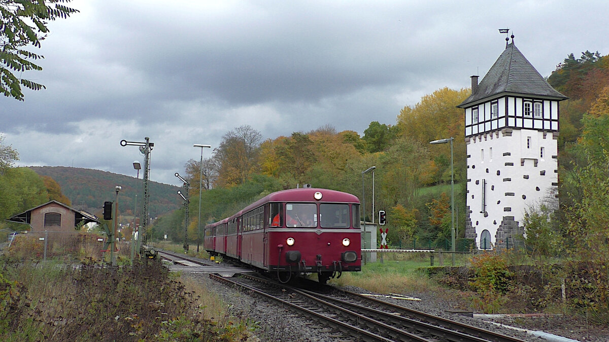 Die Oberhessischen Eisenbahnfreunde sind am 26.10.2021 mit 798 829 + 996 310 + 798 589 + 996 677 zu Filmzwecken auf der Vogelsbergbahn unterwegs. Hier verlässen die Schienenbusse gerade den Bahnhof Großenlüder.