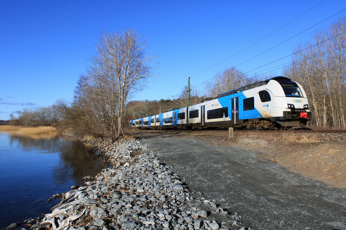 Die ODEG ausfahrend aus dem Bahnhof von Lietzow, als RE 9 (76359 Stralsund Hbf - Ostseebad Binz) mit Tfz 4746 303/803 (Taufname:  Hansestadt Stralsund ) (26.02.2022).