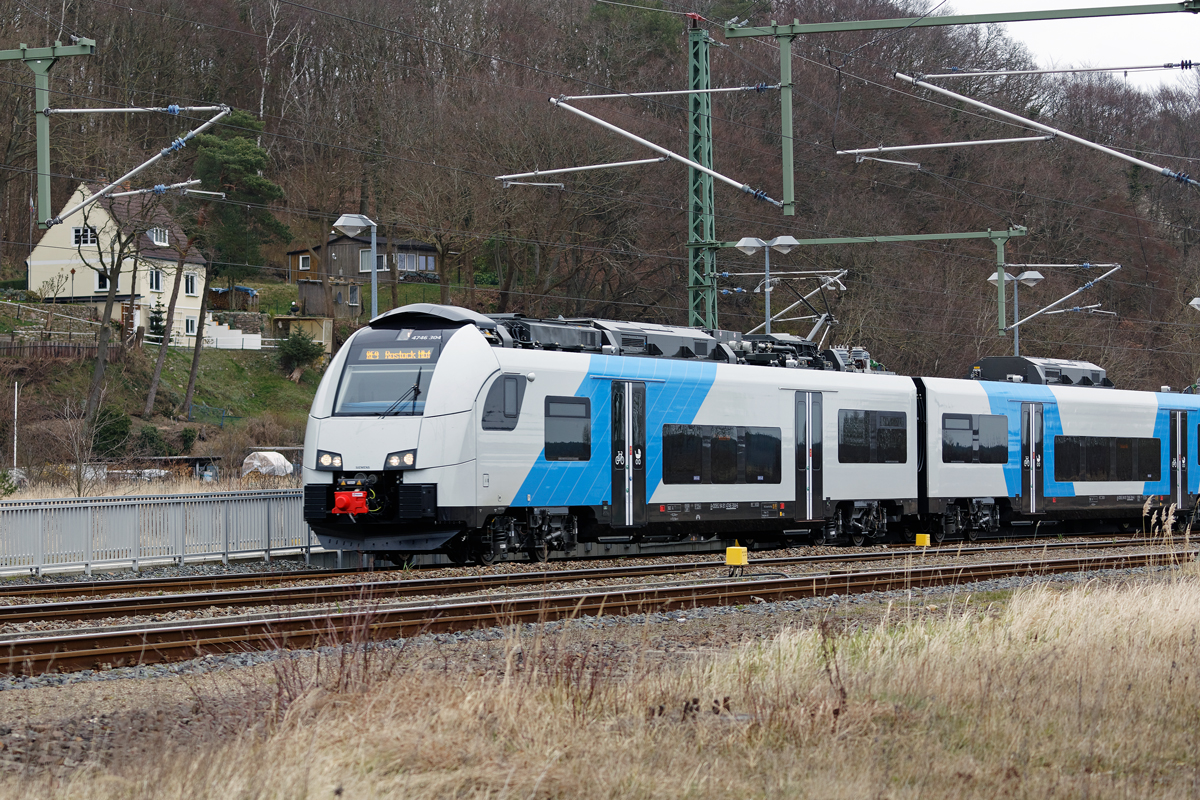 Die ODEG mit Triebfahrzeugen der BR 4746 und der BR 650 in verschiedenen Farbvarianten bei der Kreuzung bzw. bei der Überholung auf dem Bahnhof Lietzow. - 20.03.2020

