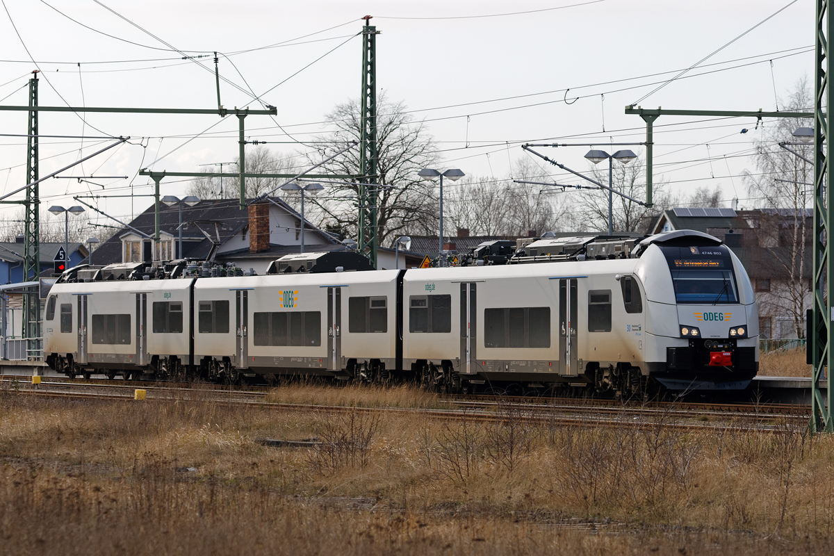 Die ODEG mit Triebfahrzeugen der BR 4746 und der BR 650 in verschiedenen Farbvarianten bei der Kreuzung bzw. bei der Überholung auf dem Bahnhof Lietzow. - 20.03.2020

