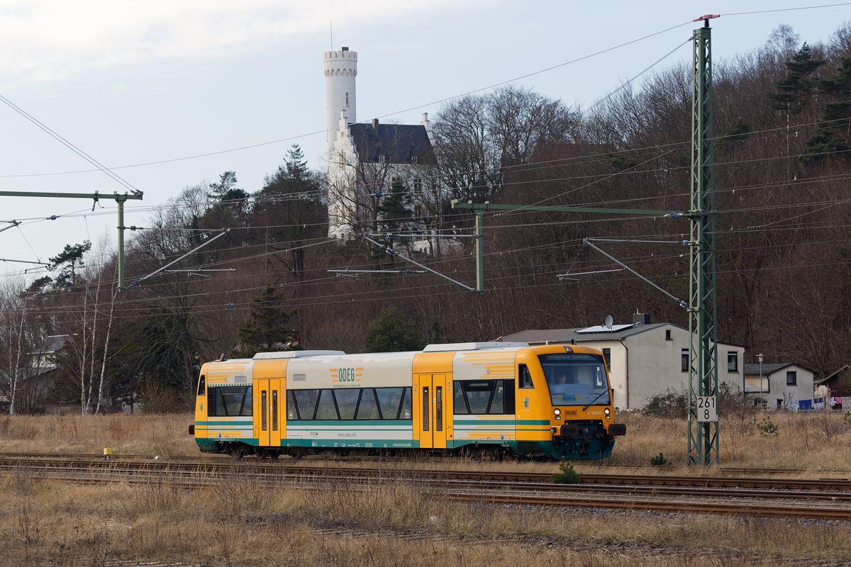 Die ODEG mit Triebfahrzeugen der BR 4746 und der BR 650 in verschiedenen Farbvarianten bei der Kreuzung bzw. bei der Überholung auf dem Bahnhof Lietzow. - 20.03.2020

