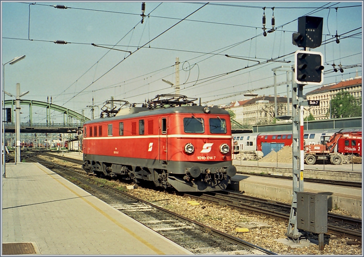 Die ÖBB 1010 014-7 in Wien Westbahnhof am 1. Mai 2001.