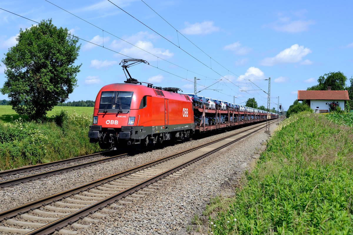 Die ÖBB 1016.045 konnte am 01. Juli 2016 mit einem Autotransport in Richtung Tauern am ehemaligen Block Hilperting aufgenommen werden.