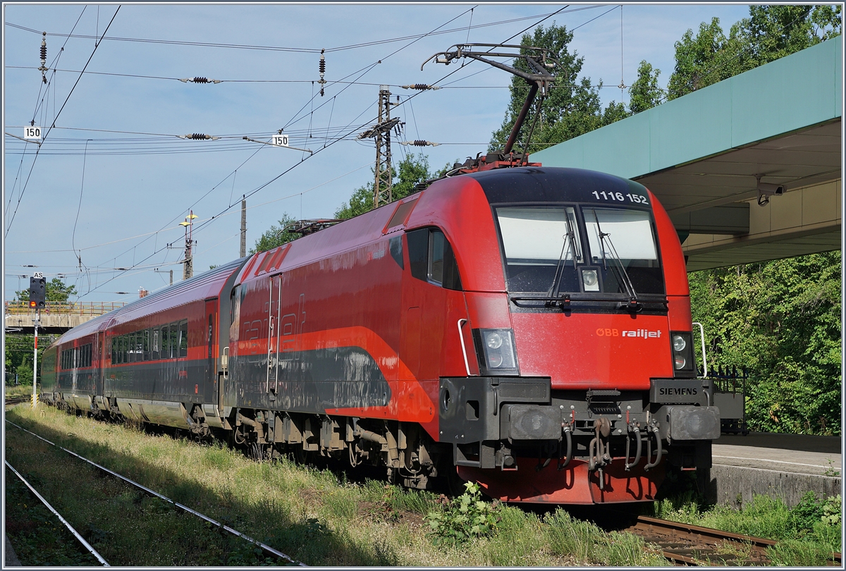 Die ÖBB 1116 152 verlässt mit ihrem RJ 865 den  grünen  Bahnhof von Bregenz.
11. Juli 2017