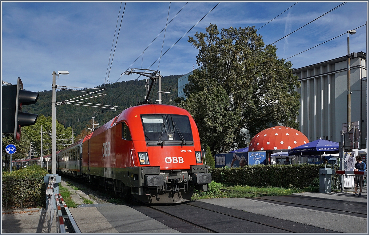 Die ÖBB 1116 176 erreicht mit dem IC Bodensee Bregenz. Rechts im Bild, ein Pilzkiosk.

22. September 2018