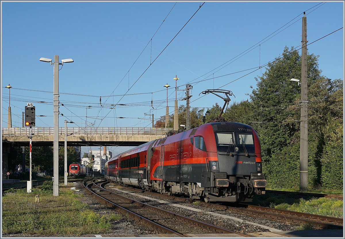 Die ÖBB 1116 237 verlässt mit ihrem Railjet nach Wien den Bahnhof von Bregenz, während im Hintergrund ein weiter  Taurus  rangiert.

26. Sept. 2018