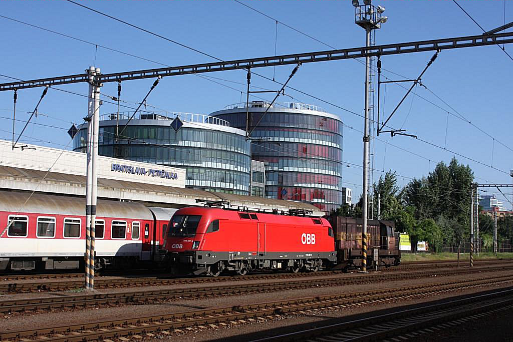 Die BB 1116.267 ist am 30.8.2009 mit einem Intercity in Bratislava Petrzalka
angekommen und wird hier von der slowakischen 742001 verschoben.