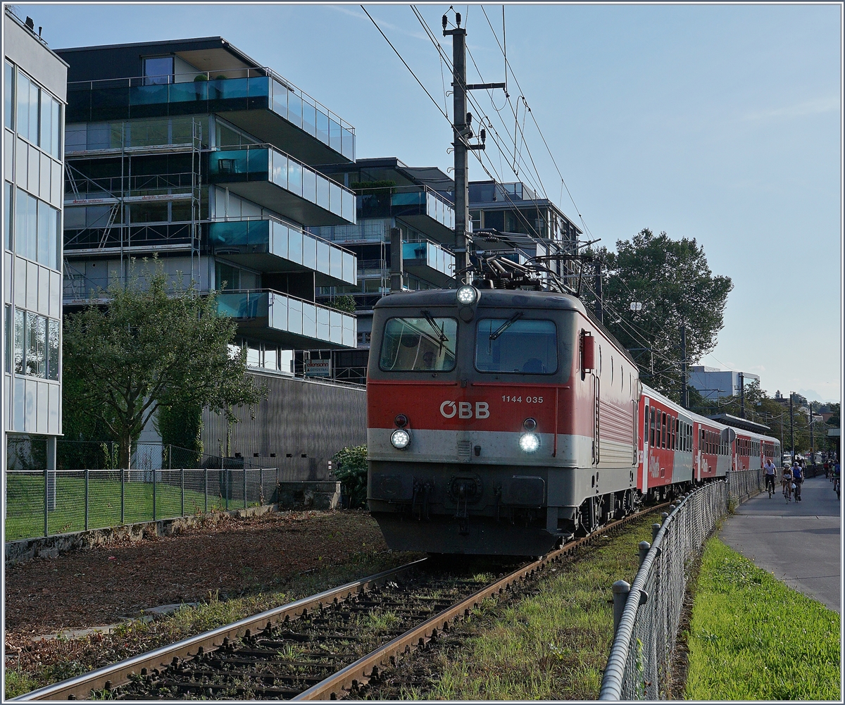 Die ÖBB 1144 035 im Vorarlberger S-Bahn Dienst verlässt mit ihrem Zug Bregenz Richtung Lindau.
8. Sept. 2016