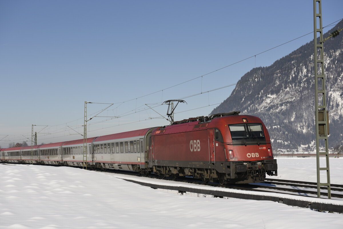 Die ÖBB 1216 011 auf der Inntalstrecke bei Oberaudorf am 26.01.22