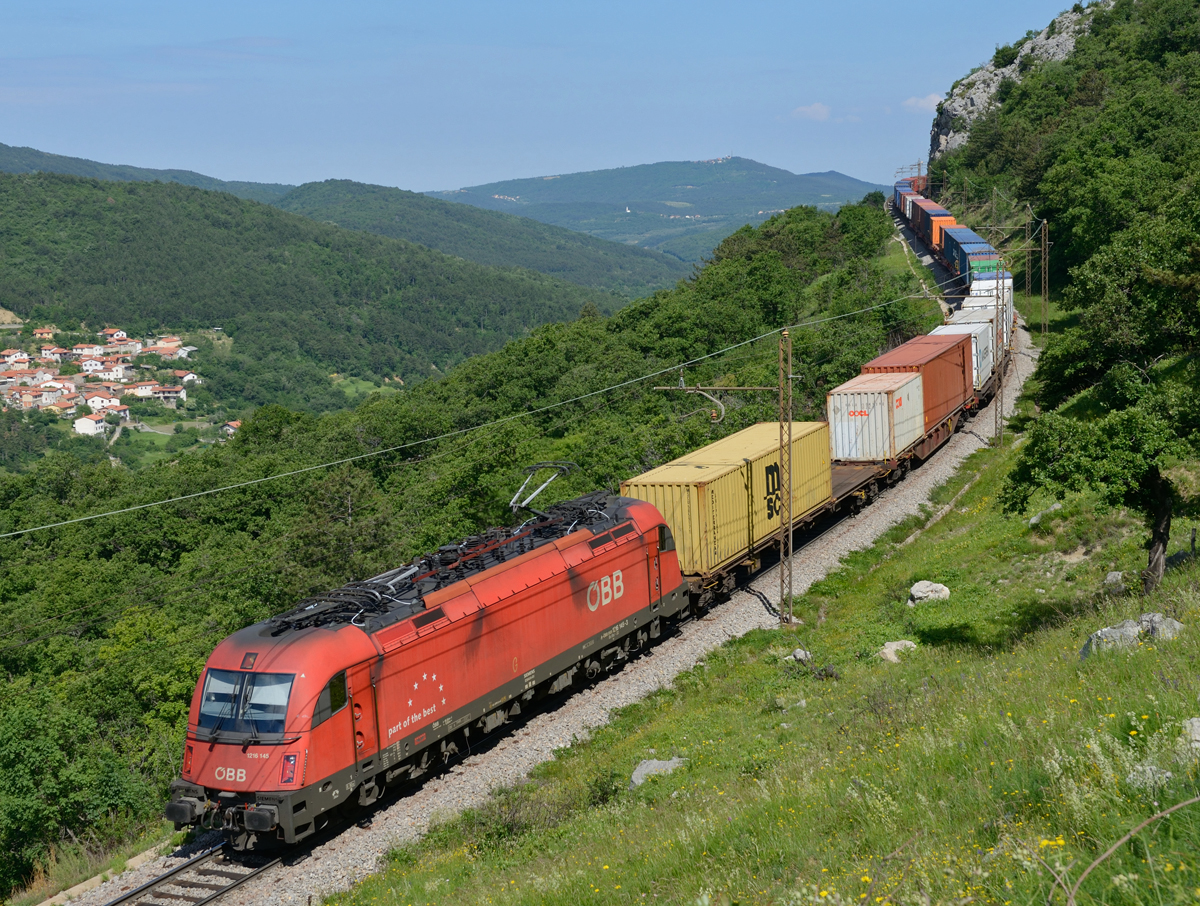 Die ÖBB 1216 145 rollte am Morgen des 27. Mai 2017 mit einem gut ausgelastetem Containerzug die Koper-Rampe hinunter Richtung Hafen, fotografiert bei Zanigrad.