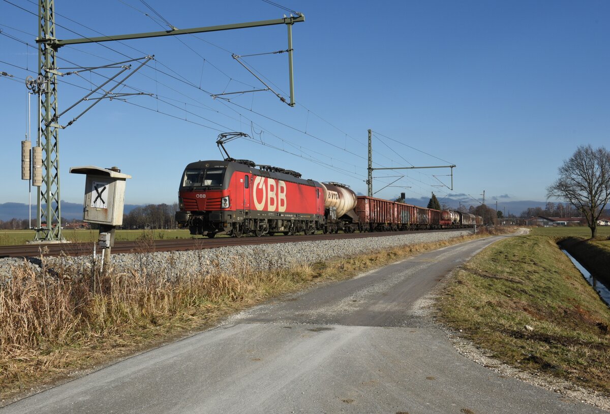 Die ÖBB 1293 020 mit einem gemischten Güterzug auf der Strecke Salzburg in Richtung München kurz nach Übersee am Chiemsee. Aufgenommen am 17.12.21 