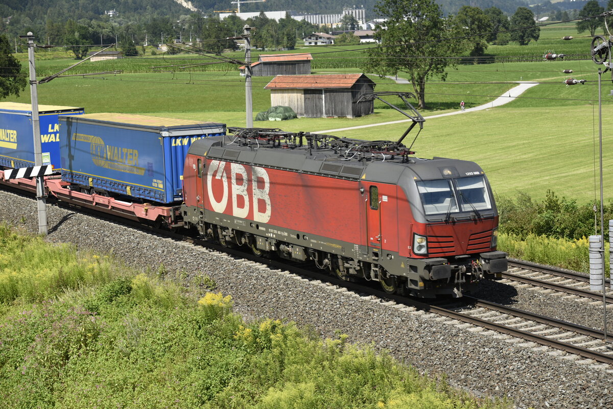 Die ÖBB 1293 069 auf der Inntalstrecke kurz nach Kufstein, nahe der Ortschaft Langkampfen in Richtung Brenner. Aufgenommen am 28.07.22