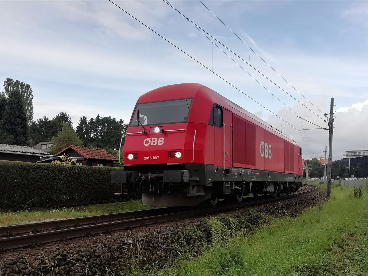 Die ÖBB 2016 097 fuhr am 09.09.2019 als
Lokzug. Die Lok ist hier vor dem Ostbahnhof Graz
zu sehen. 