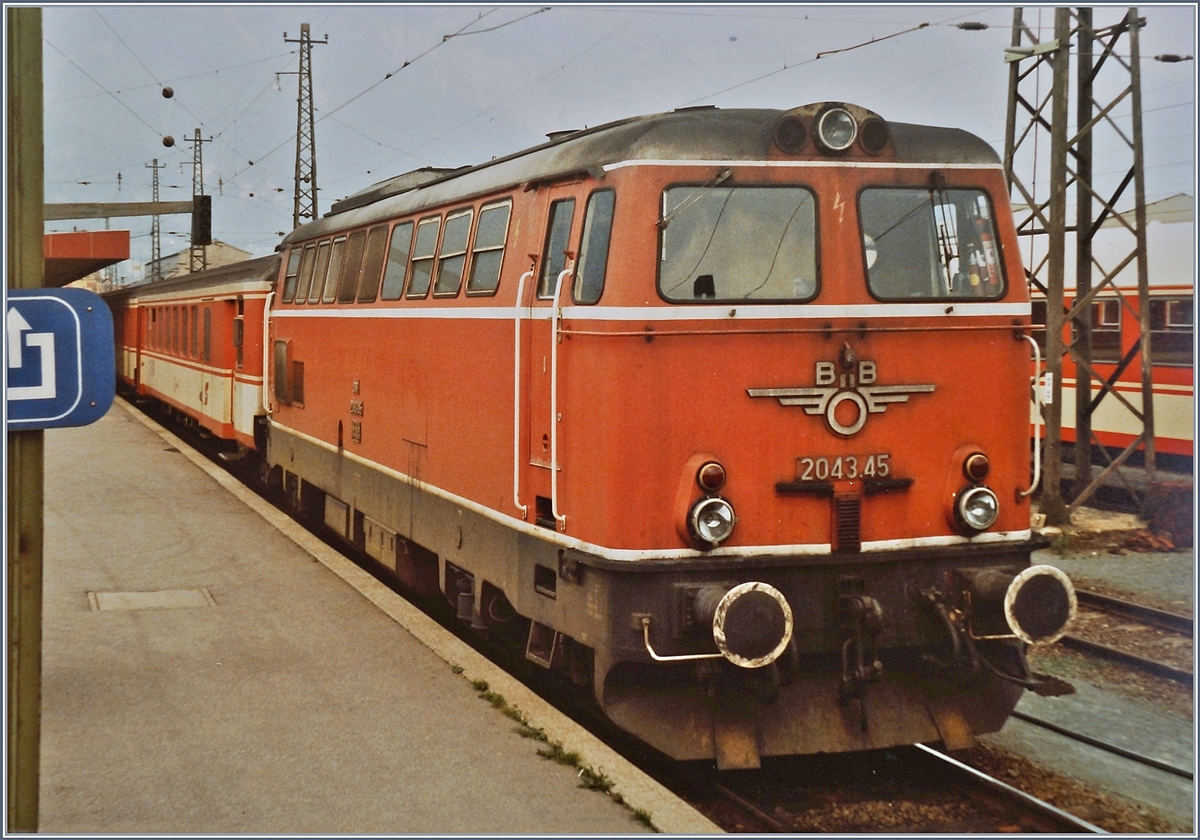 Die ÖBB 2043.45 mit Korridorzug 4609 nach Lienz kurz vor der Abfahrt in Innsbruck am 22. Juli 1984.
