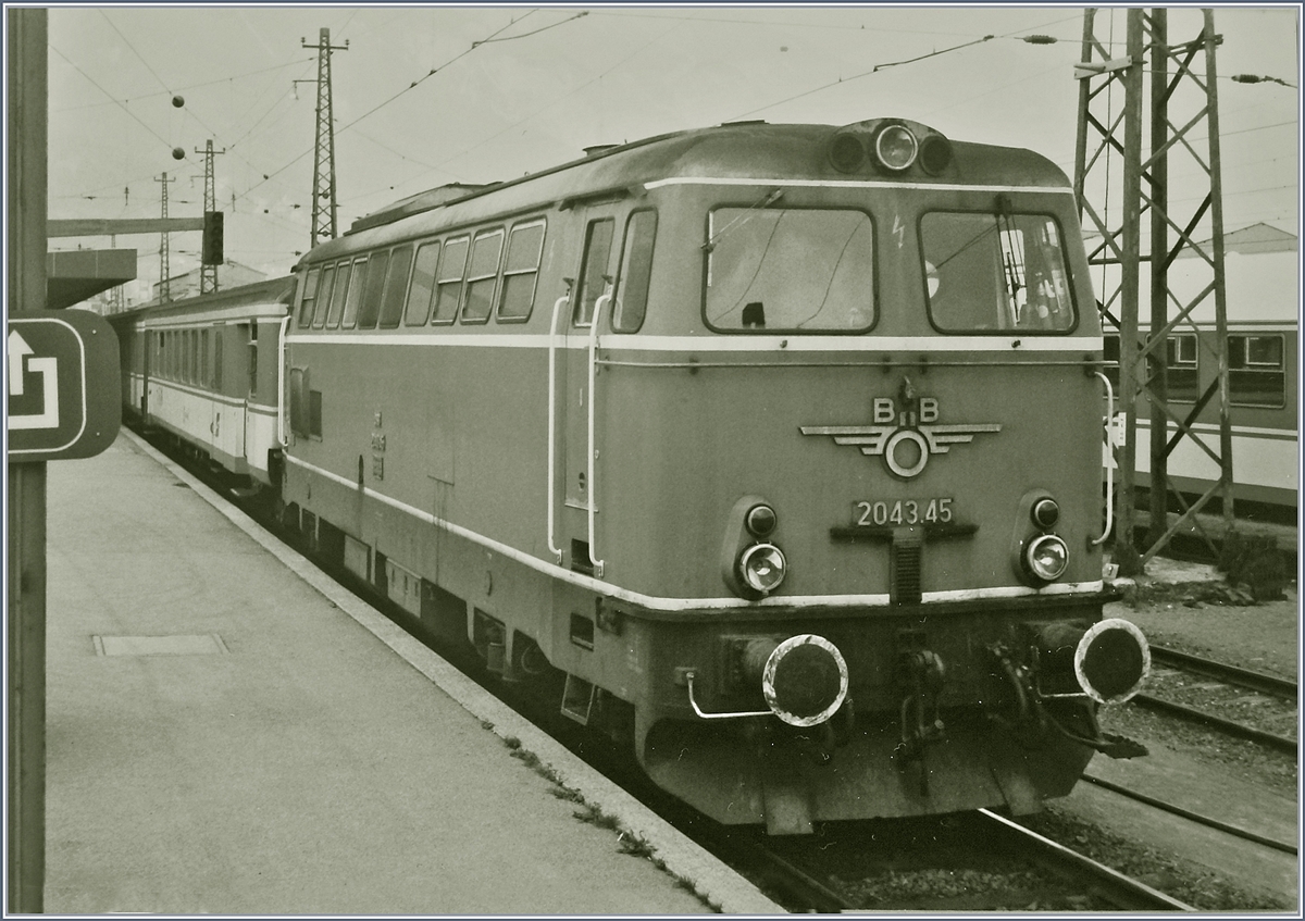 Die ÖBB 2043.45 wartet mit ihrem Korridorzug 4609 nach Lienz in Innsbruck Hbf auf die baldige Abfahrt. 

22. Juli 1984