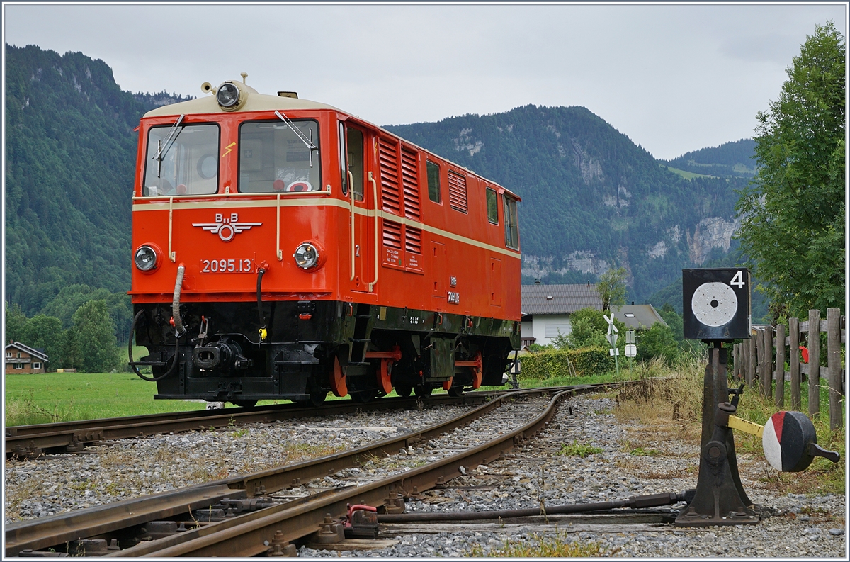Die ÖBB 2095.13, nun bei der BWB im Einsatz, rangiert in Bezau, um den Morgenzug nach Schwarzenberg (Bahnhof) zu übernehmen. 

9. Juli 2017