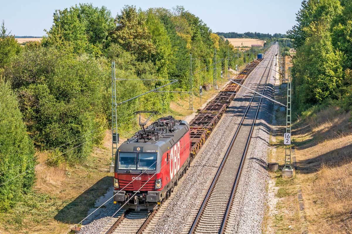 Die ÖBB-Lok 1293 011 fuhr am 9.8.22 durch den ehemaligen Bahnhof Fünfstetten. 