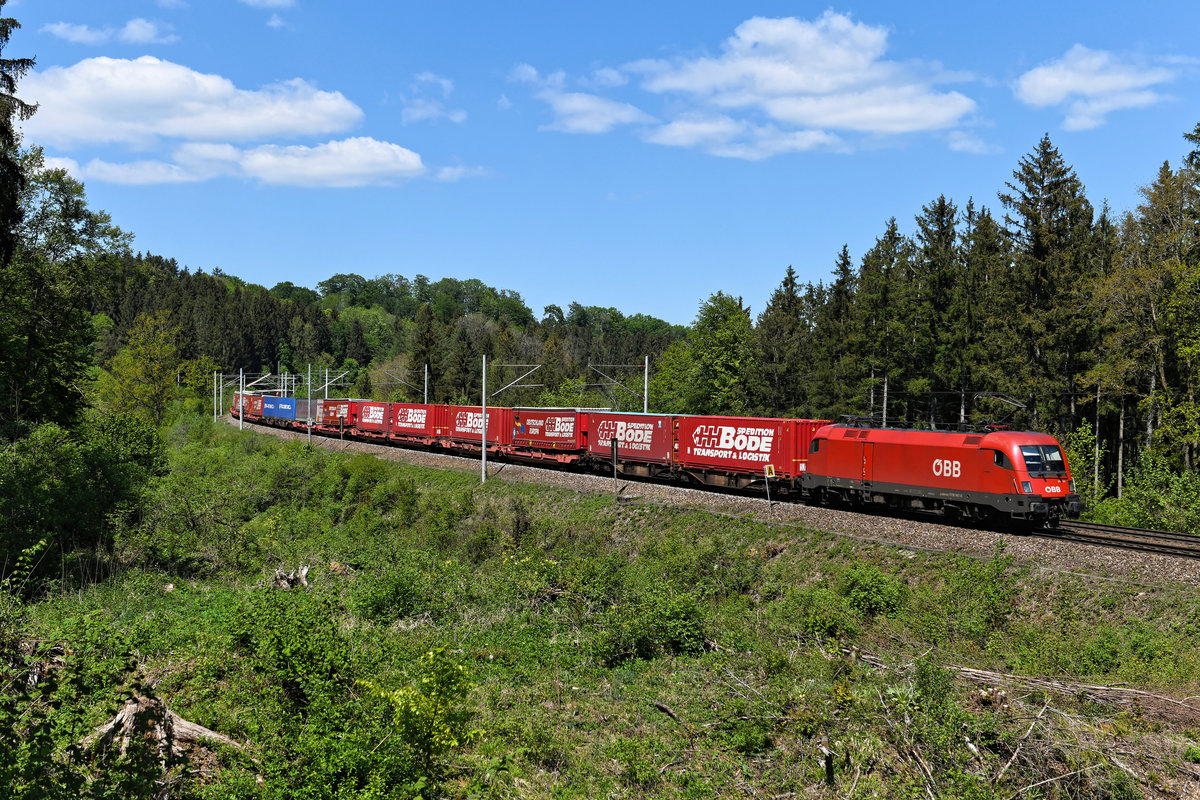 Die ÖBB-Tochter RCC hat seit Anfang des Jahres einen Neuverkehr hinzugewonnen. Dreimal pro Woche verkehrt ein KLV-Zug, der hauptsächlich mit Aufliegern der Spedition Bode beladen ist, von Lübeck Dänischburg Gbf nach Verona Q. E.. Traktioniert wird diese Verbindung zumeist mit Taurus-Maschinen, es konnten aber auch schon 1293er davor beobachtet werden. Am 06. Mai 2020 konnte ich den von 1116.147 geführten DGS 42175 bei Lorenzberg aufnehmen.  