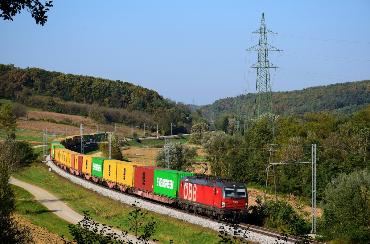 Die ÖBB Vectron 1293 071 ist mit einem Containerzug von Richtung Ungarn nach Ljubljana kurz nach Dankovci. 
14.10.2023.