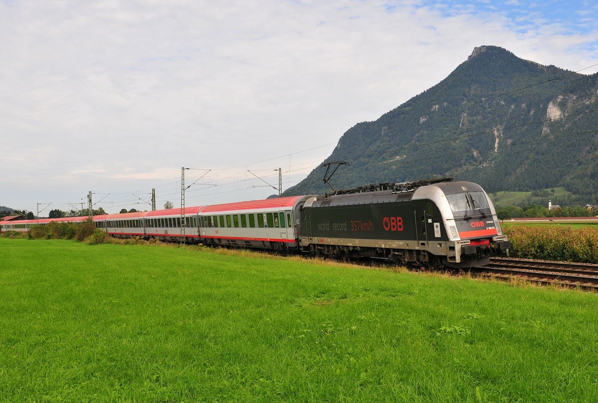 Die ÖBB-Weltrekord E-Lok 1216 025-7 auf der Fahrt durch das Inntal bei Niederaudorf am 22.09.17 