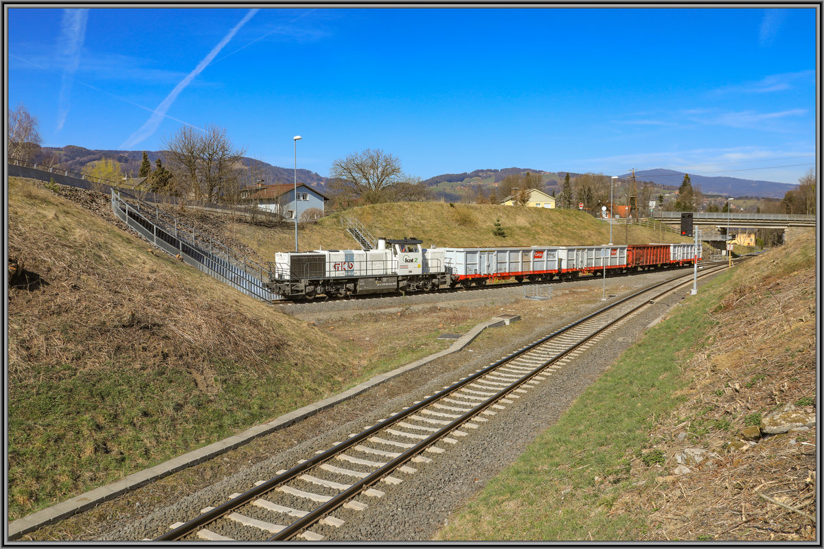 Die ÖBB zeigen was Sie haben wenn Sie in die Tiefen der Weststeiermark vorstoßen. 
DH1700.2 zieht 4 Wagen des Typs EAOS in die Anschlussbahn Leibenfeld. 
3 davon sehen nahezu Nagelneu aus .
22.03.2019 
