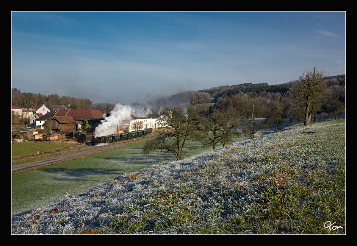 Die ÖGEG Dampflok 298.102, dampft mit einem Adventzug durch das Steyrtal, von Steyr nach Grünburg. 
Sommerhubermühle 8.12.2016