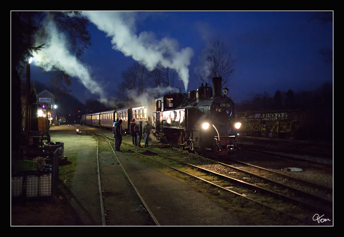 Die ÖGEG Dampflok 498.04 steht zur blauen Stunde mit einem Adventzug im Bahnhof Grünburg. 8.12.2016