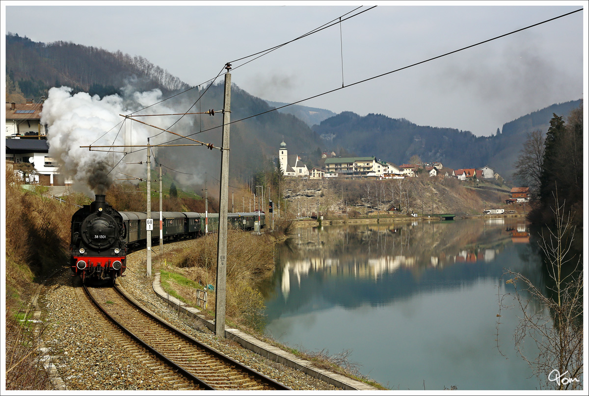 Die ÖGEG Dampflok 638.1301 auf der Fahrt  Mit Volldampf durch das Gesäuse  von Ampflwang nach Admont. Diese nette Spiegelung ergab sich am Ennsufer nahe Kleinreifling. 19.03.2016