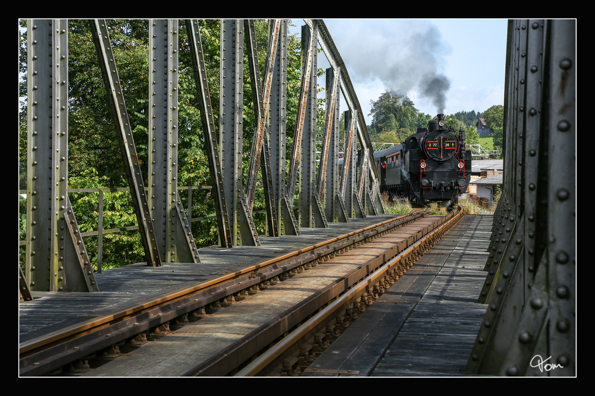 Die ÖGEG Dampflok 77.28 fährt mit dem SR 17187 von Timelkam nach Grünau im Almtal, hier bei der Querung der Alm nahe Steinbachbrücke.
23.09.2017