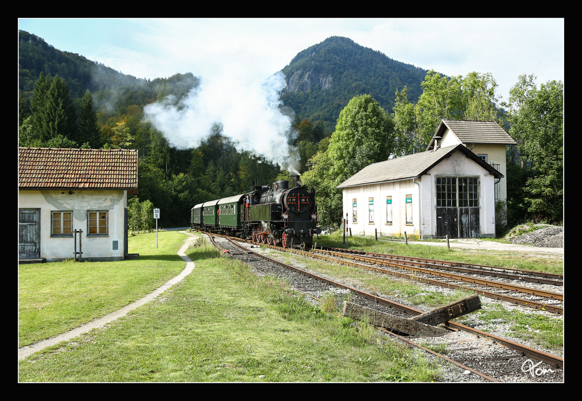 Die ÖGEG Dampflok 77.28 fährt mit dem SR 17187 von Timelkam nach Grünau im Almtal, bei der Einfahrt in Grünau im Almtal.
23.09.2017
