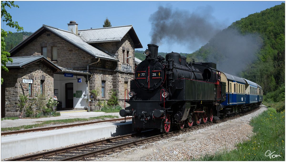 Die ÖGEG Dampflok 77.28 fährt mit SR 14533 zum  Radfrühling im Traisental  von St Pölten nach Markt St.Aegyd  
Bf. Schrambach  29.4.2018