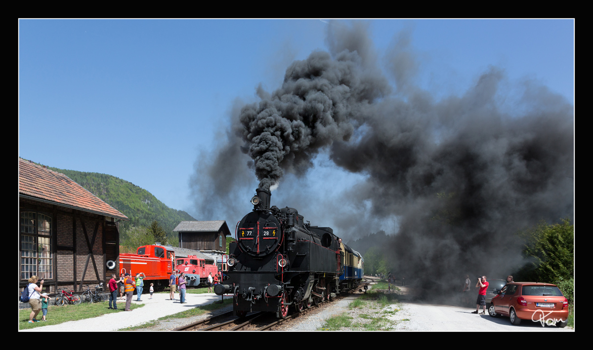 Die ÖGEG Dampflok 77.28 fährt mit SR 14533 zum  Radfrühling im Traisental  von St Pölten nach Markt St.Aegyd. 
Bahnhof St.Aegyd 29.4.2018