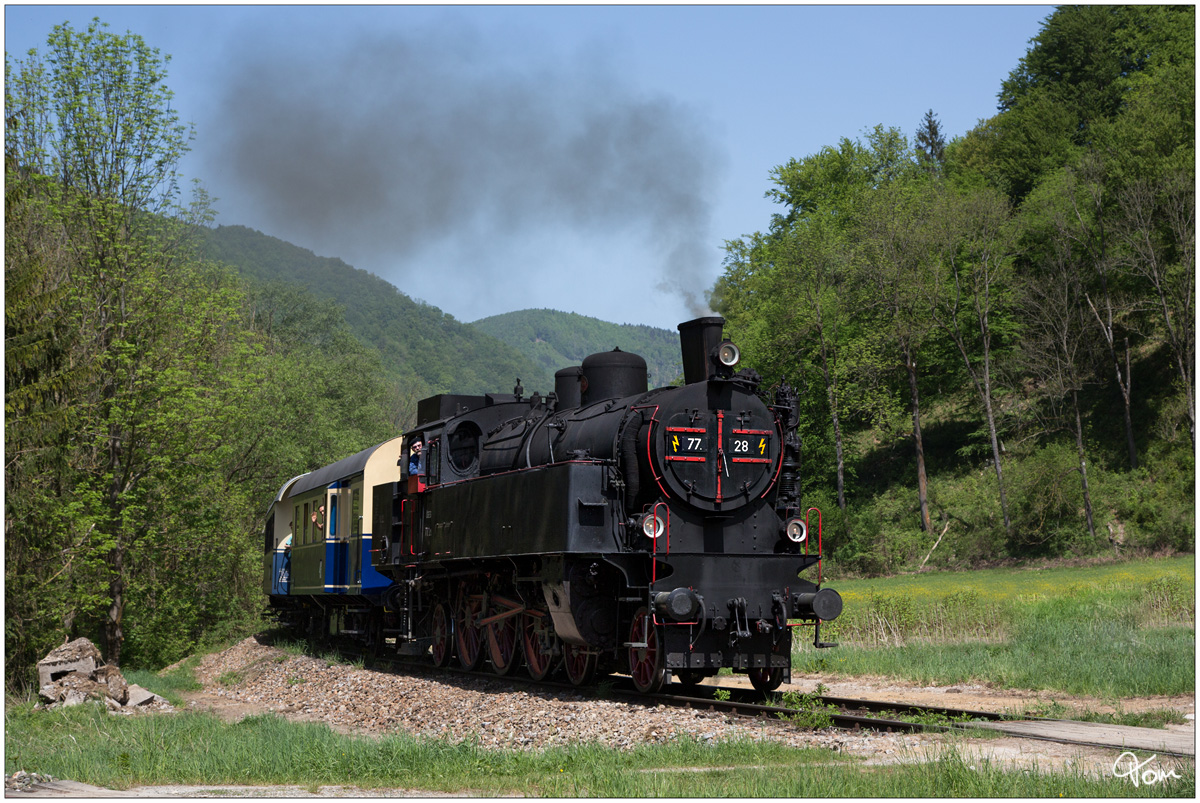 Die ÖGEG Dampflok 77.28 fährt mit SR 14533 zum  Radfrühling im Traisental  von St Pölten nach Markt St.Aegyd. 
Kroatendorf 29.4.2018