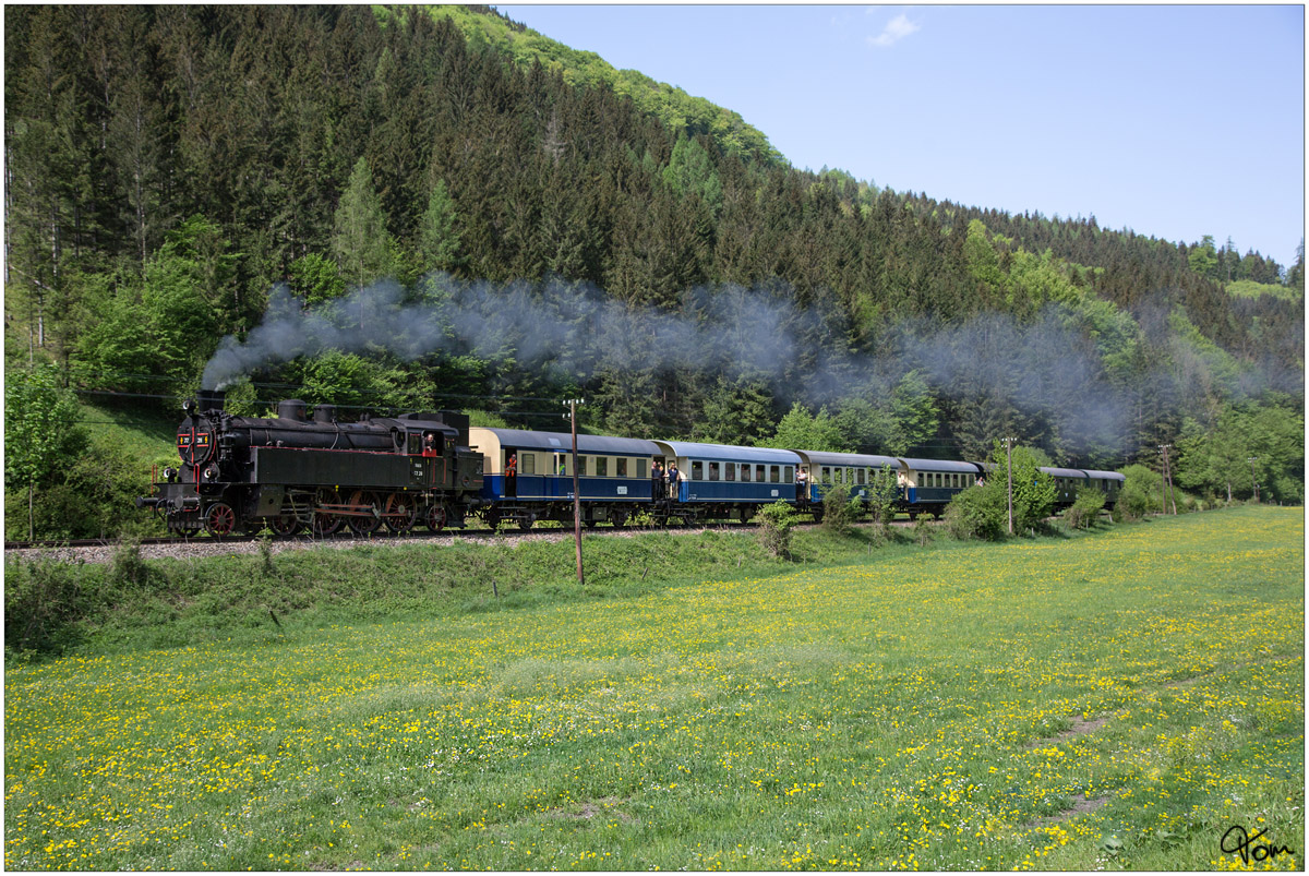 Die ÖGEG Dampflok 77.28 fährt mit SR 14533 zum  Radfrühling im Traisental  von St Pölten nach Markt St.Aegyd. 
Hohenberg 29.4.2018