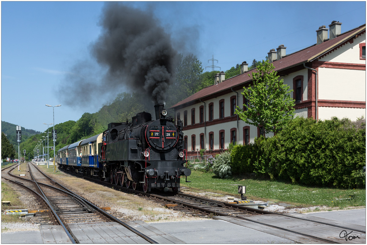 Die ÖGEG Dampflok 77.28 fährt mit SR 14533 zum  Radfrühling im Traisental  von St Pölten nach Markt St.Aegyd. 
Bahnhof Traisen 29.4.2018