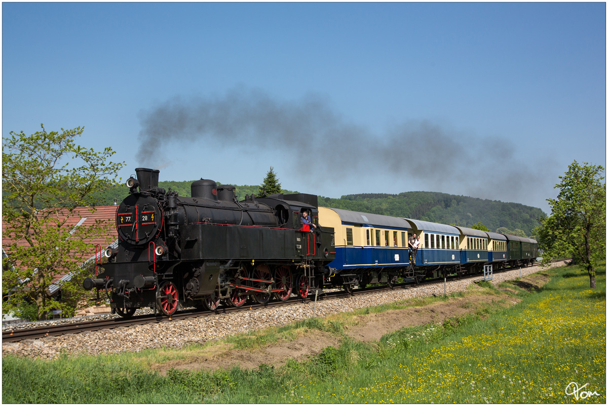 Die ÖGEG Dampflok 77.28 fährt mit SR 14533 zum  Radfrühling im Traisental  von St Pölten nach Markt St.Aegyd. 
Göblasbruck 29.4.2018