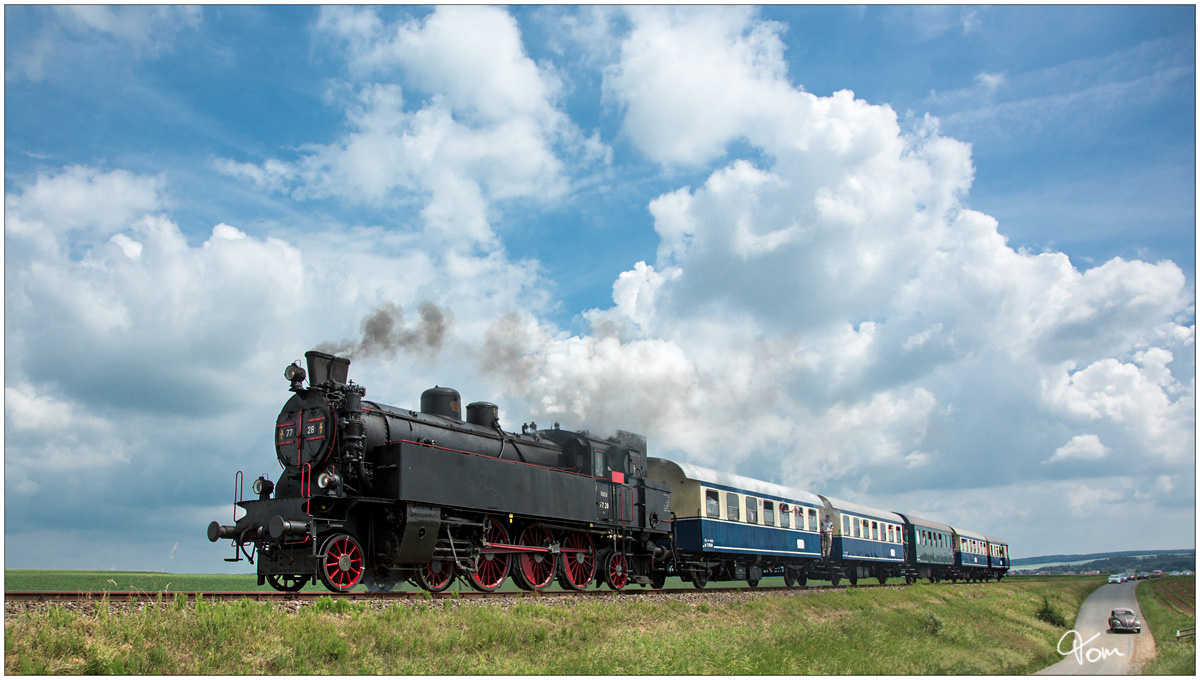 Die ÖGEG Dampflok 77.28 fährt mit dem NÖVOG Zug P16980 von Retz nach Drosendorf.
Weitersfeld 3.6.2018