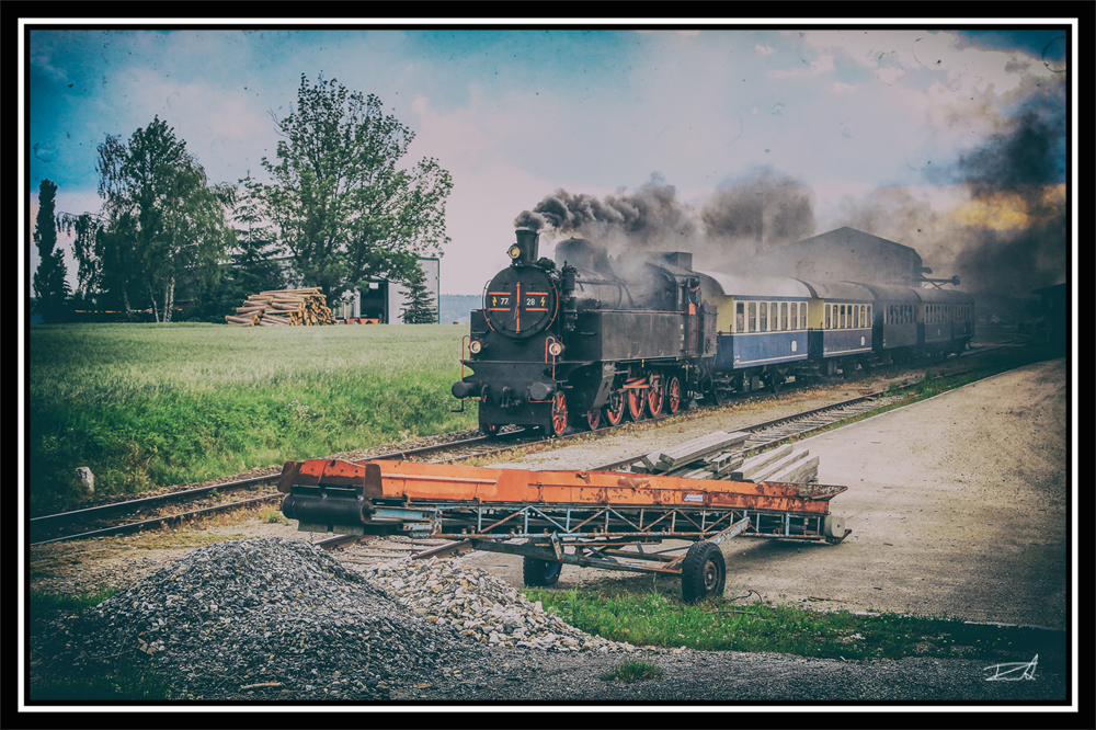 Die ÖGEG Dampflok 77.28 fährt mit dem NÖVOG Zug P16980 von Retz nach Drosendorf.
Zissersdorf 3.6.2018