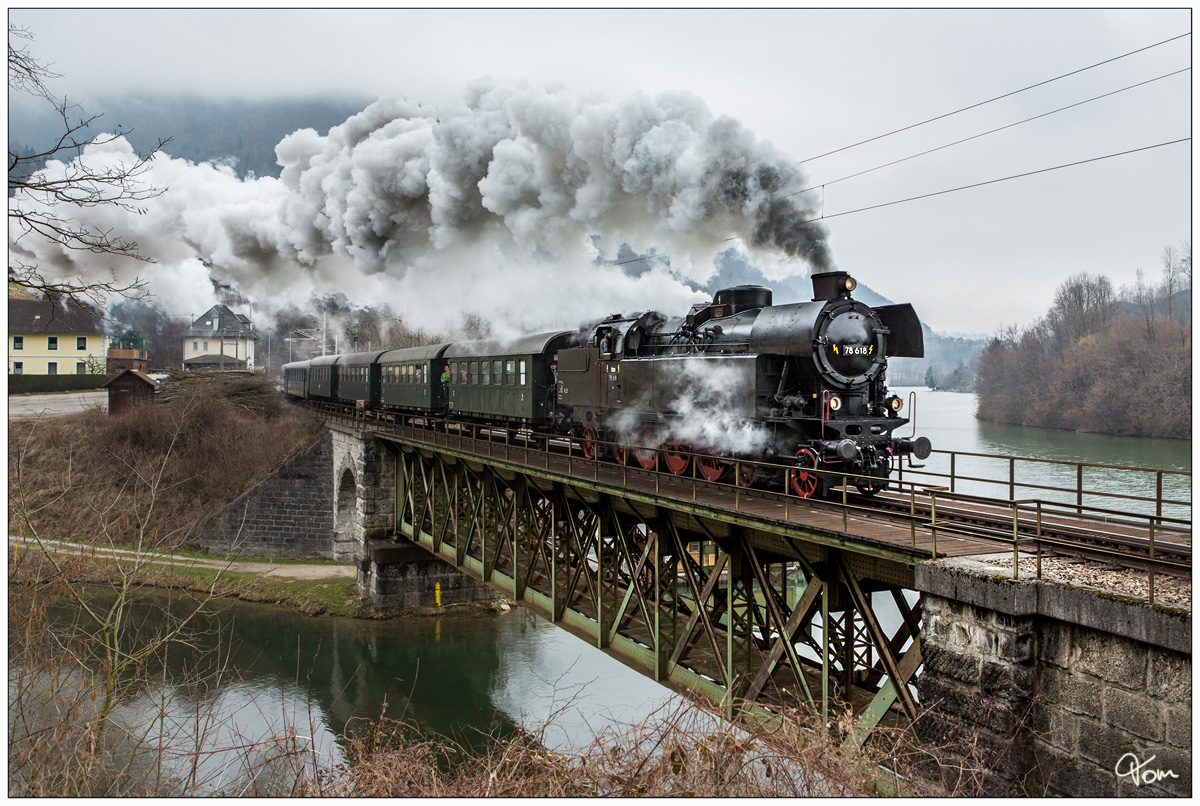Die ÖGEG Dampflok 78.618 fährt als SR 14483 von Timelkam über den Graben und das Gesäuse nach Admont, hier zu sehen auf der Ennsbrücke in Trattenbach.
17.03.2018