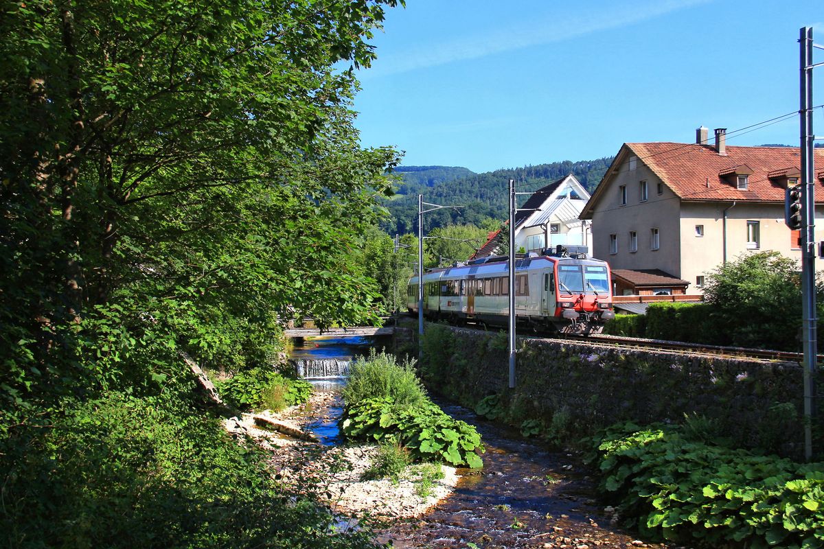 Die Oensingen-Balsthal Bahn in der Klus. Gefahren wird mit dem SBB-Pendelzug, Triebwagen 560 248. 18.Juli 2017 