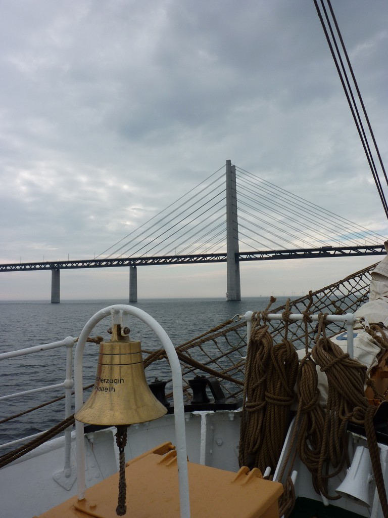 Die Öresundbrücke zwischen Dänemark und Schweden am 07.04.2014. Gut zu sehen die beiden Ebenen der Brücke mit einer in Richtung Malmö fahrenden Gumminase. Aufgenommen vom Elsflether Segelschulschiff  Großherzogin Elisabeth  auf einer Ausbildungsfahrt.