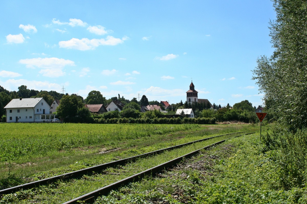 Die stliche Kurve vor dem Bahnhof und gleichnamigen Ort Binzen auf der Kandertalbahn, welcher im Hintergrund zu sehen ist. (11.08.13)