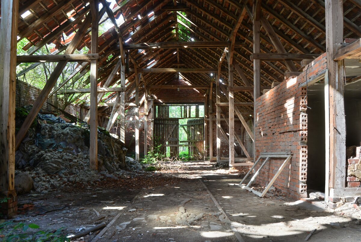 Die offene Tür hatte meine Neugier geweckt und ich musste einen Blick hinein werfen. Innen drin sahen die Balken noch erstaunlich gut aus und es sah so aus als ob man versucht hat aus dem Schuppen etwas neues zu bauen. Das Bild wurde durch die offene Tür gemacht.

Güsen 11.07.2020